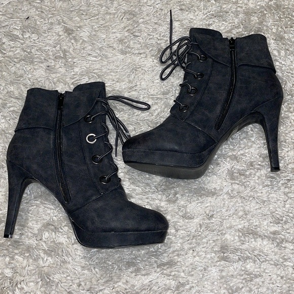 2 Lips Too Women’s Lace Up Booties Size 11 Grey Faux Suede Lucy Short Rise - Picture 11 of 15